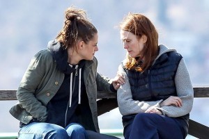 kristen-stewart-and-julianne-moore-on-the-set-of-still-alice_3_article_story_large