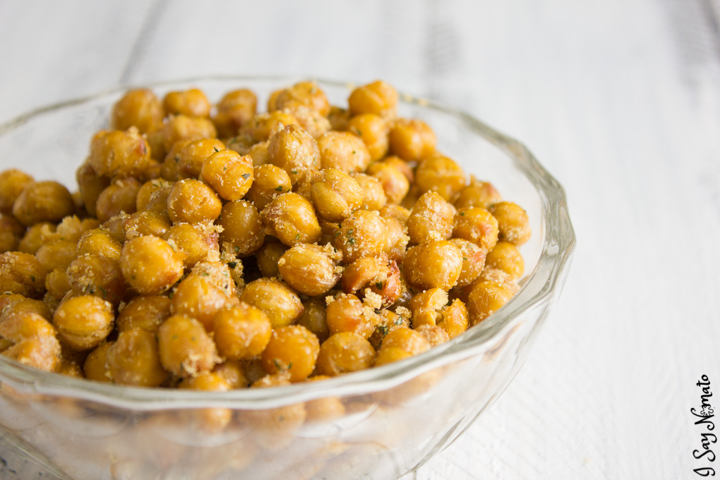 These Roasted Garlic Chickpeas are perfect for an easy, hot snack! With lots of kick, they're sure to brighten your afternoon!
