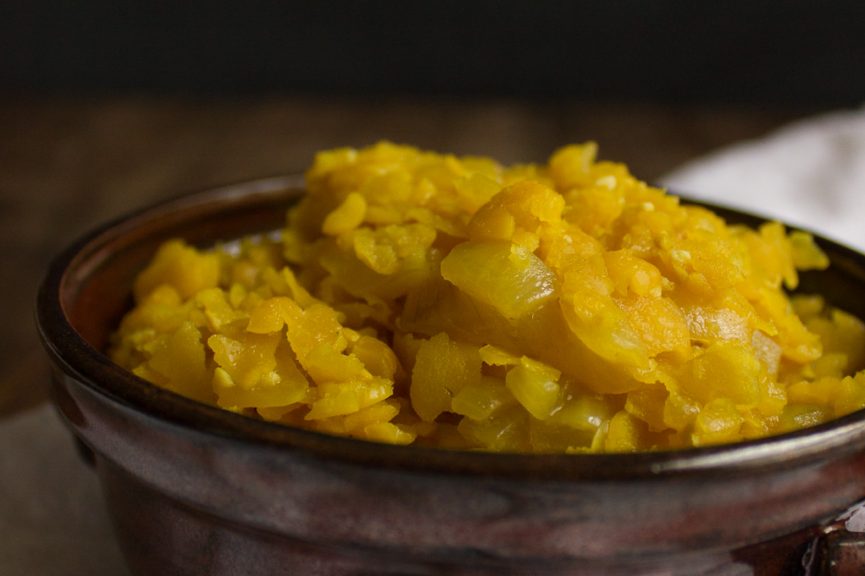 A traditional Ethiopian dish, Yekik Alicha is made with yellow split peas and healthy turmeric. It's the perfect nightshade-free addition to an Ethiopian feast!