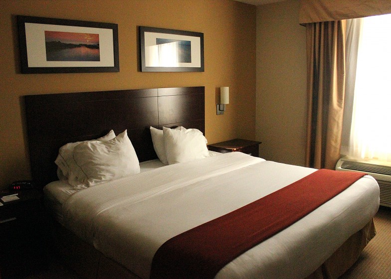 Hotel Bed Holiday Inn Stellarton